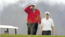  ?? Dpa-BILD: Balce Ceneta ?? Grüner Golfplatz statt grüne Leinwand: US-Präsident Donald Trump spielt am Samstag lieber Golf.