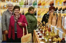  ??  ?? Viel zu probieren gibt es auch am Stand der Firma Gerblinger aus Wertingen: (von links) Hilde Hintermayr und Gisela Kling lockten Essig und Liköre an.