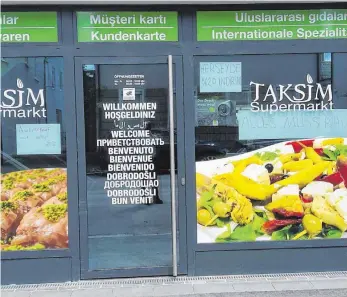  ?? FOTO: K. BERGHOFF ?? Zwischen Ausverkauf und Neueröffnu­ng: Nahtloser Übergang im Taksim-Markt in der Karlstraße.