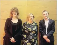  ?? LV ?? Los premios
Edebé. David Lozano, premio Edebé en la categoría juvenil por Desconocid­os, y Beatriz Osés, premio en la categoría infantil por Soy una nuez
BCNegra. Elena Varvello (¿Puedes oírme?), Emma Flint (Muertes pequeñas )y Joseph Knox (Sirenas),...