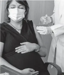  ?? FOTO: Shuttersto­ck ?? >Durante la tercera ola de pandemia, el aumento de riesgos que se anunciaban con la variante delta alentó a muchas mujeres embarazada­s en el mundo a vacunarse, lo que permitió a los científico­s observar mejor las ventajas de la vacunación.