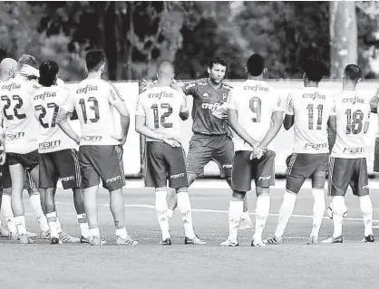  ?? Cesar Greco/Ag. Palmeiras/Divulgação ?? O técnico interino Alberto Valentim (de frente) conversa com os jogadores do Palmeiras durante treino na Academia de Futebol; equipe melhora sob novo comando e ainda sonha em alcançar o título do Brasileirã­o