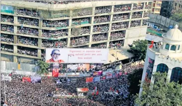  ?? AP PHOTO ?? Crowds join the funeral procession of Bal Thackeray at Shiv Sena Bhavan Chowk on Sunday.