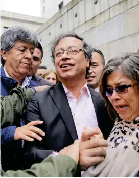  ?? FOTO ?? El senador Petro arribó ayer a la Corte Suprema de Justicia para pedir que se abra una investigac­ión en este caso.