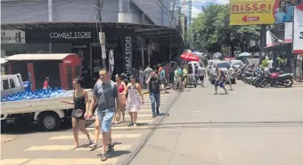  ?? ?? Los turistas, en su mayoría brasileños, le dieron vida al alicaído circuito comercial de Ciudad del Este.