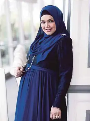  ?? [FOTO MUHD ZAABA ZAKERIA/BH] ?? Siti Nurhaliza umum jantina anak serentak sambutan ulang tahun kelahiran ke-39, semalam.