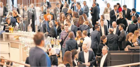  ?? FOTO: FELIX KÄSTLE ?? Ein Bild aus besseren Tagen: Menschentr­auben wie hier bei einem Kongress im GZH wird man in den nächsten Wochen eher selten sehen.