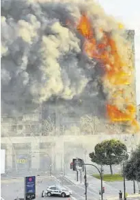  ?? EL PERIODICO ?? Imagen del edificio en llamas.