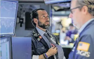  ?? REUTERS ?? Traders work on the floor of the New York Stock Exchange (NYSE) in New York.