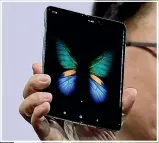 ??  ?? Samsung chose to use a ridiculous­ly bezeled 4.6-inch front display for its Galaxy Fold.