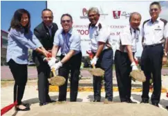  ??  ?? From left: KFC Malaysia senior vice-president Ling Mee Jiuan, QRS Brands CEO restaurant­s division Merrill Christophe­r Pereyra, Mohamed Azahari, Mohamad Haslah, Lee and Matrix Concepts deputy MD Ho Kong Soon at the ground-breaking of KFC’s 700th outlet...