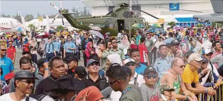  ?? SHAHRIZAL MD NOOR
PIC BY ?? Public visitors at the Langkawi Internatio­nal Maritime and Aerospace exhibition yesterday.