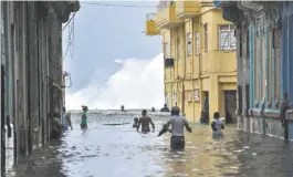  ?? MARTIN BUREAU/AFP ?? Em Havana, Cuba, as ondas altíssimas avançaram 250 km pela ilha