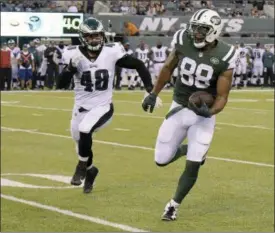  ?? BILL KOSTROUN — ASSOCIATED PRESS ?? Jets tight end Austin Seferian-Jenkins runs with the ball as Eagles linebacker Don Cherry pursues him during an exhibition game in East Rutherford, N.J., in August.