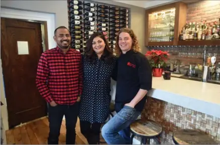  ?? DAVID BEBEE, RECORD STAFF ?? Thusenth Dhavalogan­athan, left, and Amina Gilani of Sociavore pose for a photo with chef Dan McGowan in Red House, the restaurant he owns in Waterloo.