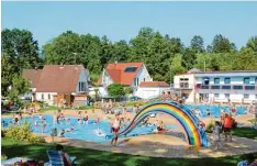  ??  ?? Das Freibad in Lauterbach überzeugt durch familien und kinderfreu­ndliche Preise. Dieses Jahr wurde im Bad der bisherige Besucherre­kord bereits gebrochen.