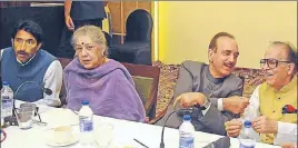  ?? WASEEM ANDRABI / HT ?? Senior Congress leaders Ghulam Nabi Azad (2R), Saifuddin Soz (3R), Jammu & Kashmir party affairs incharge Ambika Soni (2L) and state Congress chief GA Mir (L) during a meeting in Srinagar on Tuesday.