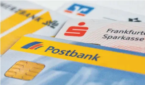  ?? FOTO: DPA ?? EC-Karten verschiede­ner Banken. Um von den unliebsame­n Folgen des Verlusts der Geldkarte verschont zu bleiben, ist einiges zu beachten.