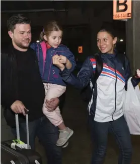  ?? EYLEEN VARGAS ?? La atleta Andrea Vargas fue recibida por su esposo, José David Jiménez, y su pequeña hija Avril.