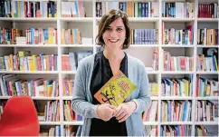  ??  ?? In Aspasia Oulious Kinderbuch­handlung Bibliomagi­a gibt es nur spanische, griechisch­e, italienisc­he und französisc­he Bücher.