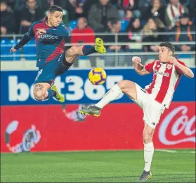  ??  ?? Chimy Ávila y Ander Capa pugnan por el balón durante un lance del partido de ayer en Huesca