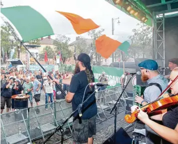  ??  ?? Die Irish Folk Punk Gruppe „The O’Reillys and the Paddyhats“sorgen auf dem Helmut Haller Platz für Stimmung. In diesem Jahr gibt es 16 Konzertabe­nde. Im kommenden Jahr sollen es weniger werden.