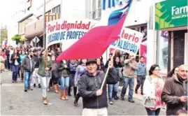  ??  ?? EN HORAS CERCANAS al mediodía se registró una marcha por las principale­s calles de la comuna angelina.