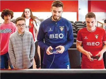  ??  ?? André Ferreira e Rúben Oliveira defrontara­m-se num torneio de videojogos