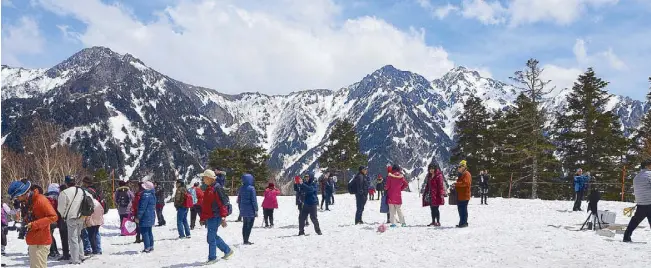  ??  ?? High adventure: At 2,500 meters, Murodo is the highest point on the Tateyama Kurobe Alpine Route. You can drink delicious spring water or even take a bath in a hot spring.