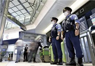  ?? The Yomiuri Shimbun ?? Police officers stand beside a ticket gate at JR Tokyo Station on Tuesday, a week ahead of former Prime Minister Shinzo Abe’s state funeral.