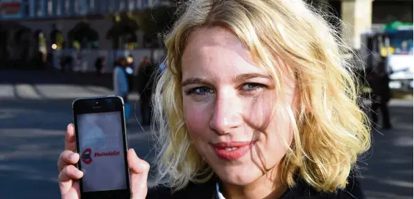  ?? Foto: Silvio Wyszengrad ?? Lucy Rzedkowska unterstütz­t die Aktion #NotHeidisG­irl, die die Show „Germanys Next Topmodel“kritisiert.