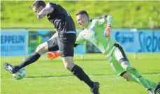  ?? FOTO: GKR ?? Oft einen Schritt schneller: SVK-Stürmer Johannes Beier (links) setzt sich im Derby gegen den VfB (im Bild Torhüter Heiko Holzbaur) durch.