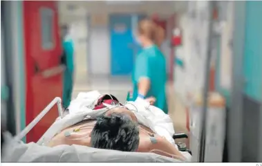  ?? D. S ?? Un enfermo es trasladado por los pasillos de un hospital, en una imagen de archivo.