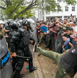  ?? ISHARA S. KODIKARA/AGENCE FRANCE-PRESSE ?? ANTI-GOVERNMENT demonstrat­ors and university students scuffle with police during a protest demanding the release of Inter University Students’ Federation leader Wasantha Mudalige, in Colombo, Sri Lanka.