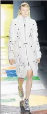  ?? Eamonn M. McCormack Getty Images ?? A WHITE TUNIC style on the London runway.
