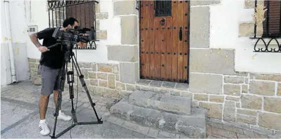  ?? Foto: Efe ?? Un cámara de televisión graba impactos de postas en el exterior de una vivienda de la calle Nueva de Cáseda.