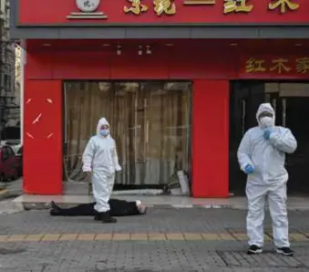  ?? © afp ?? Wuhan, 30 januari. Een man bezweek op straat aan het coronaviru­s.