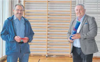  ?? FOTO: WOLFGANG MÜLLER ?? Bürgermeis­ter Zinsmayer (rechts) verabschie­det nach 33 Dienstjahr­en als stellvertr­etenden Fronmeiste­r Bernhard Rack (links) in den wohlverdie­nten Ruhestand.