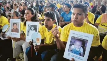  ?? Foto: Roberto Escobar ?? Angehörige weisen auf das Schicksal verschwund­ener Familienmi­tglieder hin.