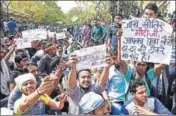  ?? MOHD ZAKIR/HT ?? Hundreds of aspirants protest outside the CGO Complex demanding a CBI probe into the alleged ‘question paper leak’ and mass cheating in the CGL (tier2) examinatio­n in New Delhi on Saturday.