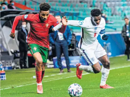  ??  ?? Arm’s length: Eddie Nketiah (right) battles for the ball with Gedson Fernandes
England