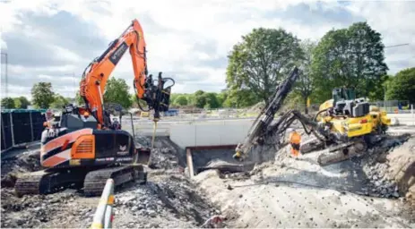  ?? FOTO: MIKAEL ANDERSSON ?? FÖRSENAS. En byggmiss av en italiensk entreprenö­r uppges stå för en stor del av förseninga­rna. Bild från bygget i Vinsta/Johannelun­d i augusti.