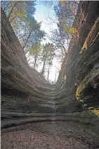  ?? JOURNAL SENTINEL ?? The waterfall in Starved Rock State Park’s French Canyon dries up in the summer and fall.