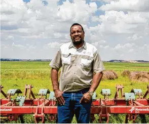  ?? Fotos: Christian Putsch ?? Wannie Scribante (links) hat Angst um sein Land. Job Mthombeni (rechts) sagt: „Wenn die Politiker konsequent sind, müssten sie auch viele schwarze Farmer enteignen.“