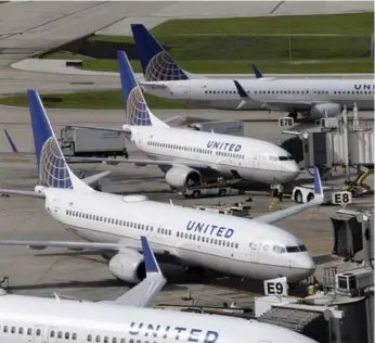  ?? DAVID J. PHILLIP/THE ASSOCIATED PRESS FILE PHOTO ?? United Airlines is vowing to reduce, but not eliminate, overbookin­g. It will now offer better payments for customers who are forced to give up their seat on a flight.