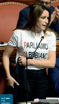  ??  ?? La T-shirt
Il 10 settembre, durante il voto di fiducia in Senato per il secondo governo Conte, la leghista Lucia Borgonzoni interviene in aula mostrando la maglietta «Parlateci di Bibbiano»