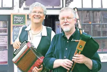  ?? FOTO: ARCHIV ?? Peter Baumann und Henning Wilms spielen in Oberkassel Musik von der grünen Insel.