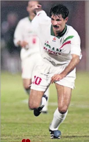  ??  ?? El delantero Ali Daei, en un partido con la selección de Irán.