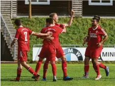  ?? Foto: Michael Hochgemuth ?? Da kommt Freude auf: Die Merchinger Fußballer bejubeln einen ihrer fünf Treffer beim 5:0 gegen den Kissinger SC II.