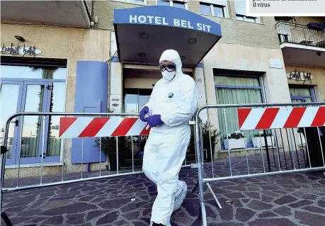  ?? (foto di Luca Zennaro / Ansa) ?? All’esterno Uno dei tecnici dell’asl davanti all’hotel Bel Sit di Alassio (Savona) dove 34 clienti sono in quarantena